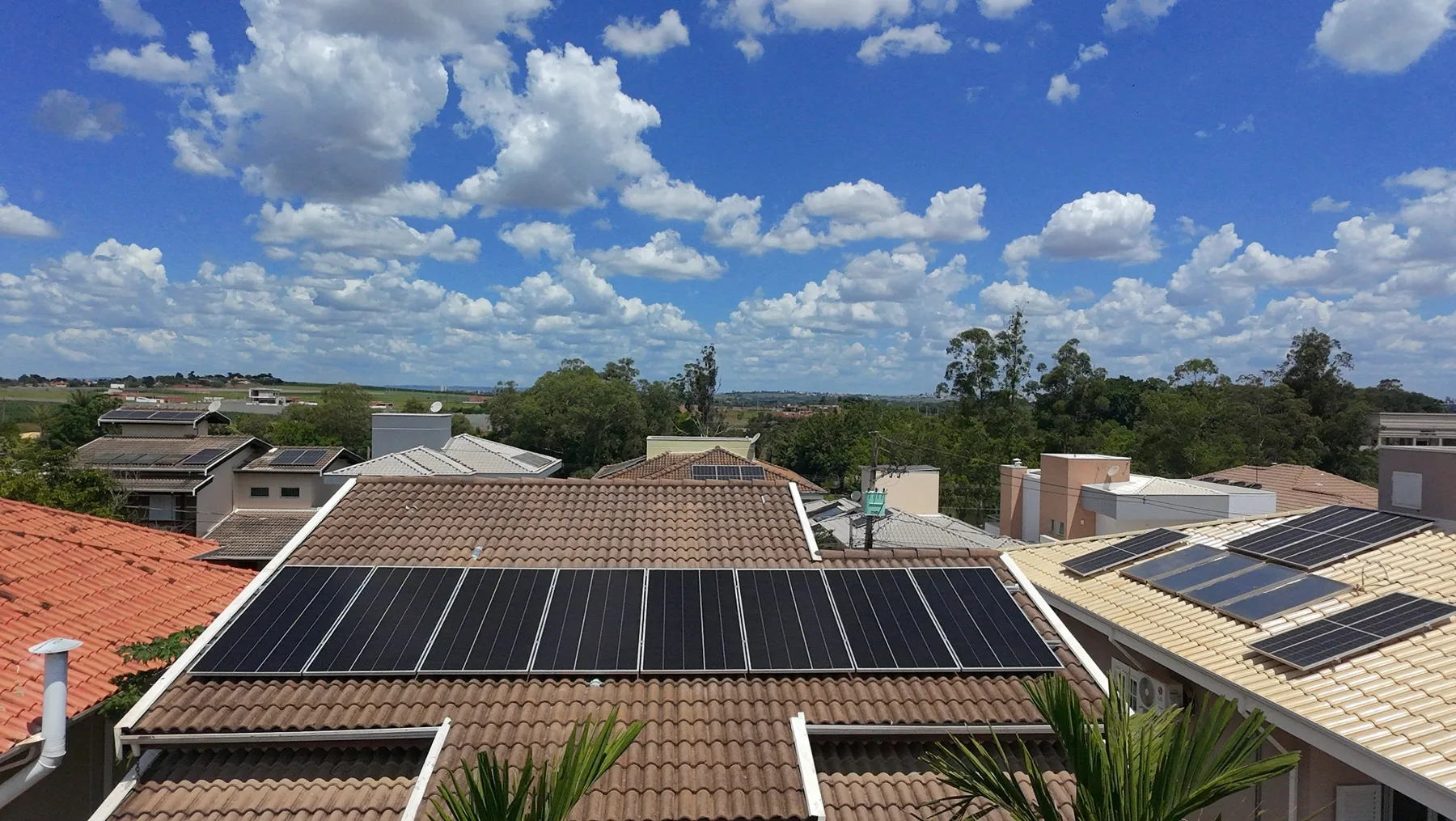 Sistema fotovoltaico residencial de 4,4 kWp em Paulínia, São Paulo