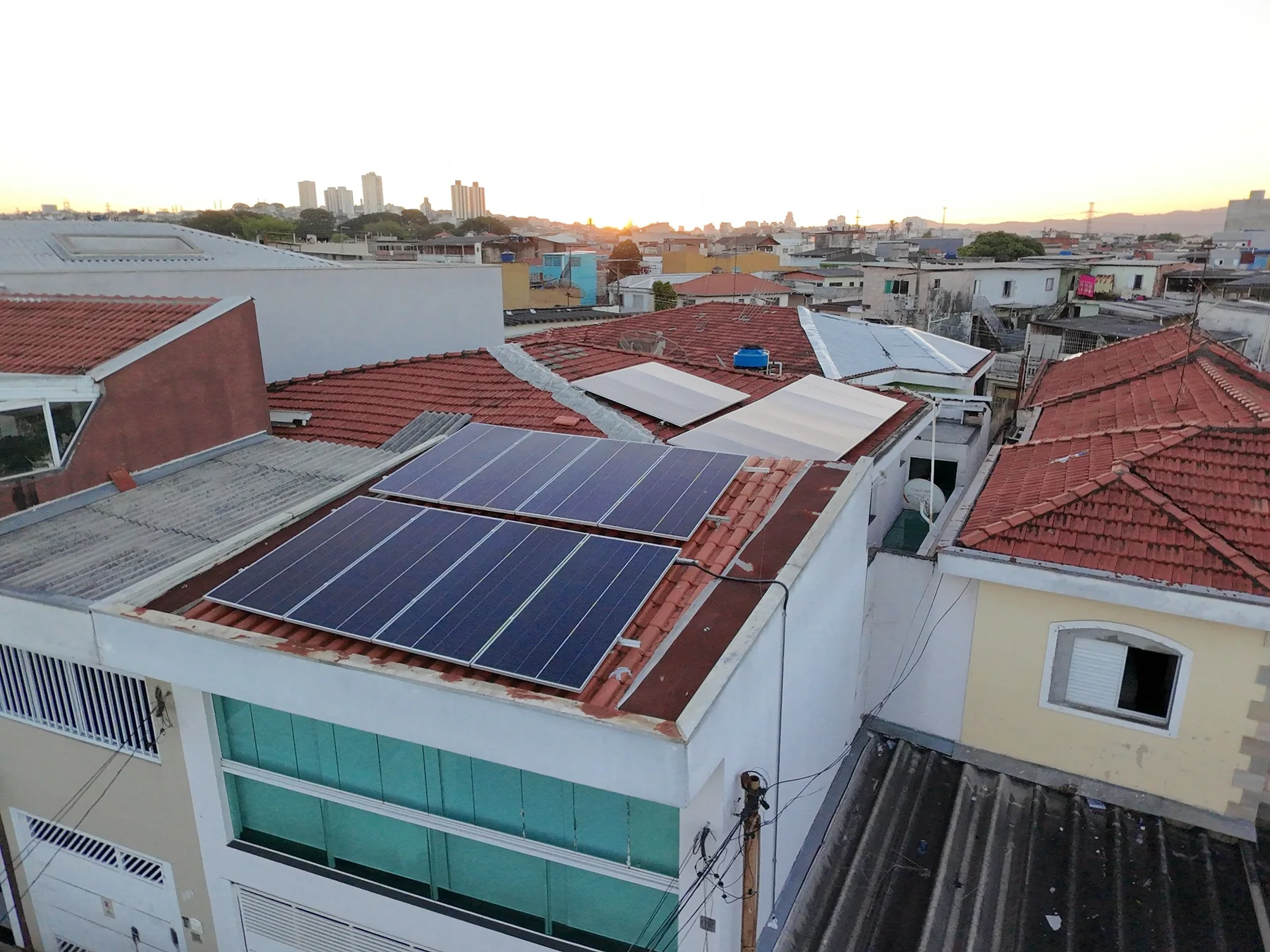 Painéis solares em residência na Vila Sabrina, São Paulo